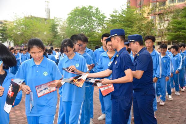 发放消防安全知识宣传册