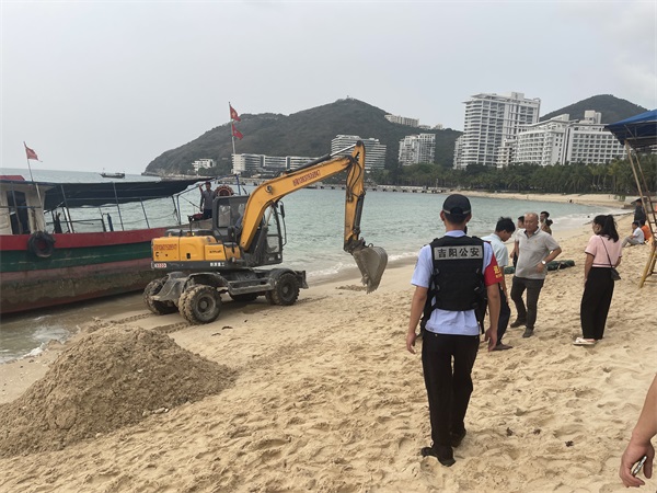 图为民警为搁浅渔船开展脱浅工作