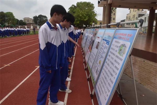 学生们认真观看宣传展板
