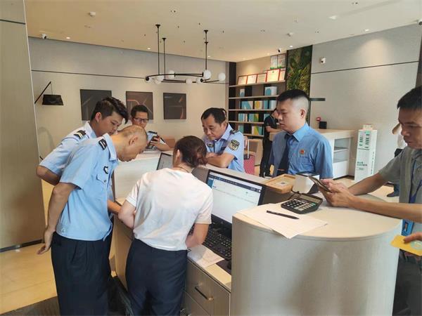 工作人员走访校园周边酒店