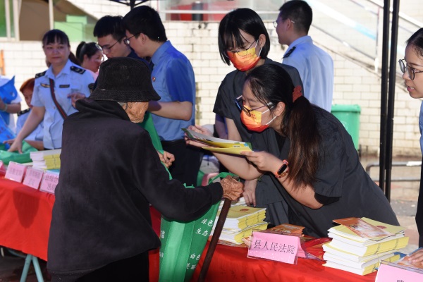 2023-04-25 组织干警开展知识产权宣传周活动 (4)