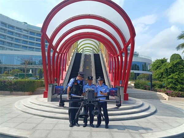图为红沙海岸派出所民警正在试飞调试无人机