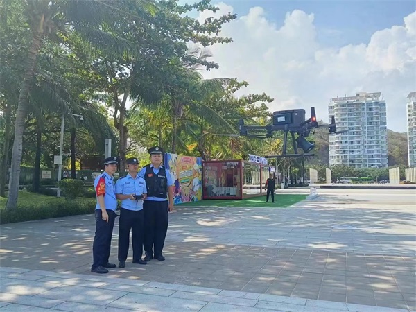 图为红沙海岸派出所民警启用无人机巡逻