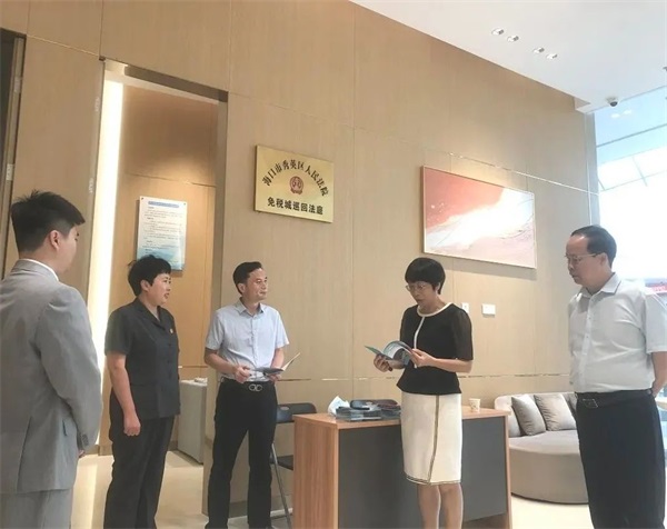海口中院叶尊本副院长看望秀英区法院旅游巡回法庭的值班干警