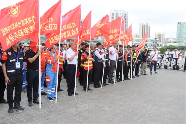 海口红岛海岸派出所隆重举行义警队伍授旗仪式暨业务培训会 。单凯供图。