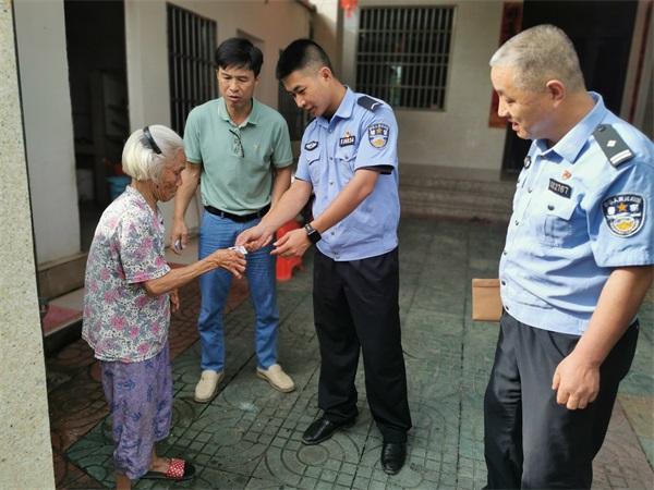 省公安厅海岸警察总队第六支队党员民警为行动不便人员开展送证上门服务
