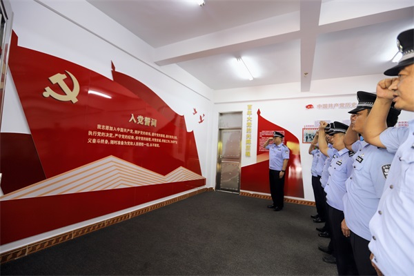 图为第四支队民警重温入党誓词