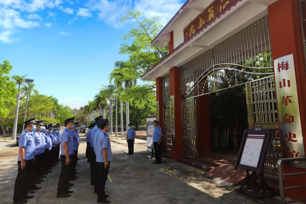图为第四支队支队长参观红色教育基地后做总结讲话