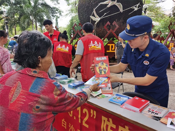 向群众发放消防安全知识手册并讲解消防安全常识现场（2）