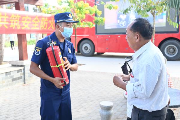 5月11日下午，洋浦消防宣传人员向居民讲解灭火器知识