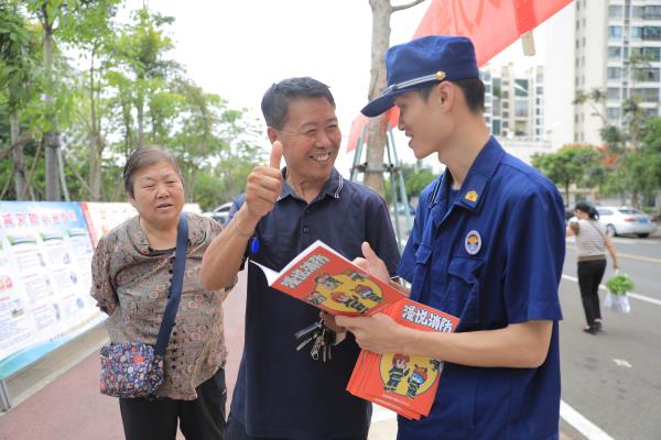 洋浦消防宣传人员向群众讲解消防知识 (4)