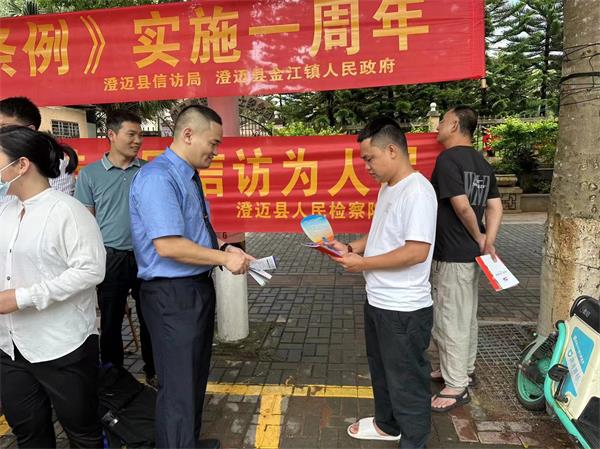 检察干警发放宣传手册
