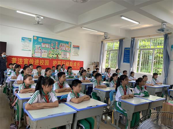 2023-05-19 屯昌法院青年文明号集体送法进校园活动 (2)