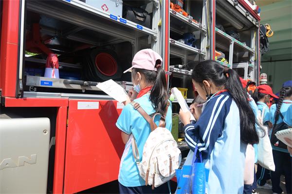 学生们学习消防车的各类消防器材和装备