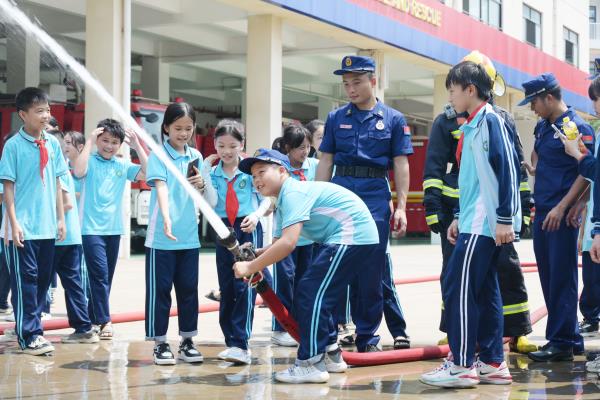 学生体验消防水枪操作