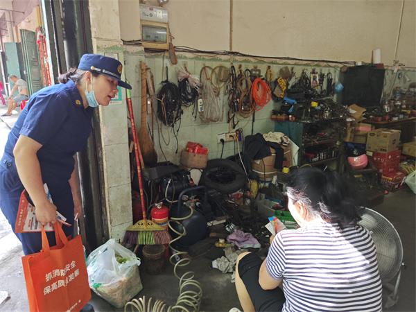 为沿街商铺发放消防安全宣传册