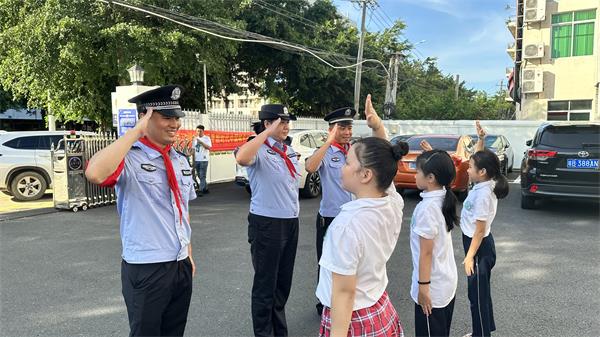 图为学生感谢派出所组织此次活动为民警佩戴红领巾敬少先队队礼.jpg