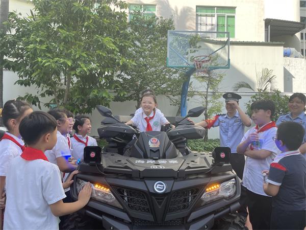 图为学生体验警用沙滩摩托车