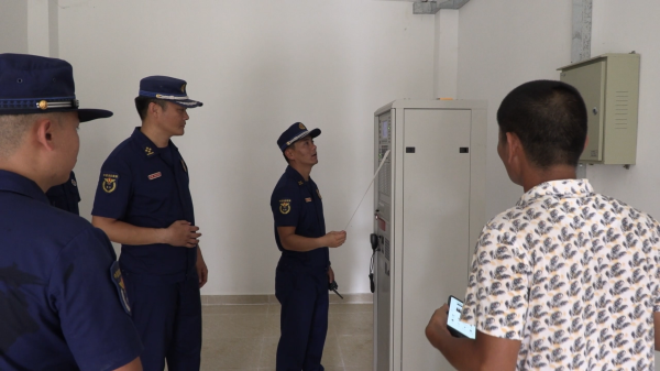 对考点学校消防控制室开展检查