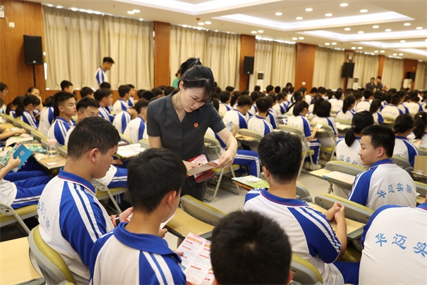 法院干警向学生们发放青少年普法宣传手册 (3)