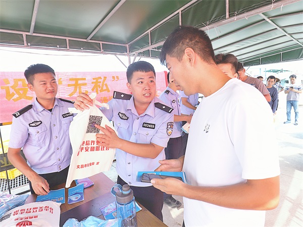 图为海岸警察总队第二支队民警在清澜码头开展反走私宣传活动