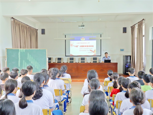 图为海岸警察总队第二支队民警走进校园开展法治教育及反走私宣讲1