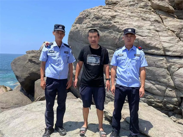 图为民警与被救助的游客合影