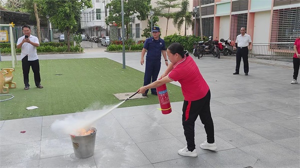 福利院机构职工体验使用灭火器扑灭油盆火现场