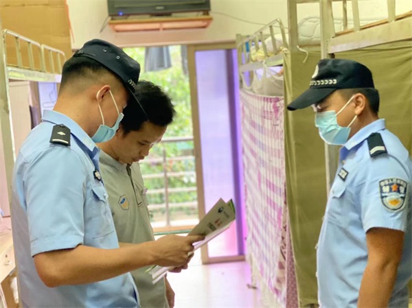 图为民警走进企业员工宿舍开展禁毒宣传