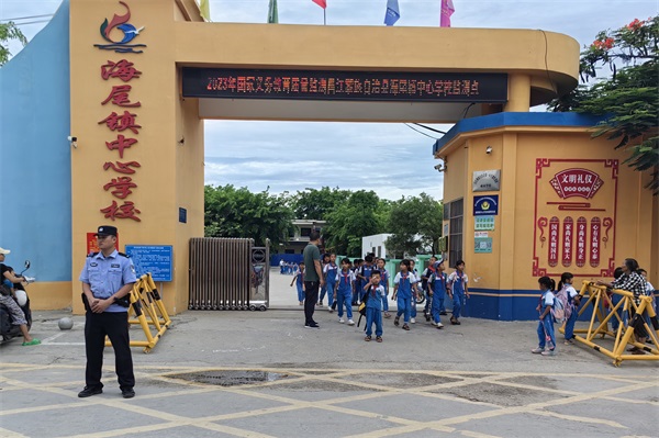 图为民警开展护学岗活动