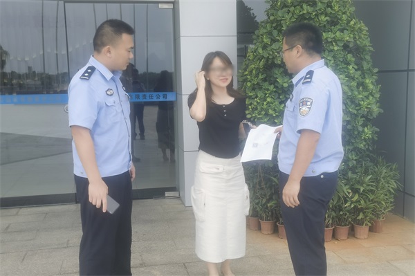 图为民警结合走访活动上门为企业员工送证