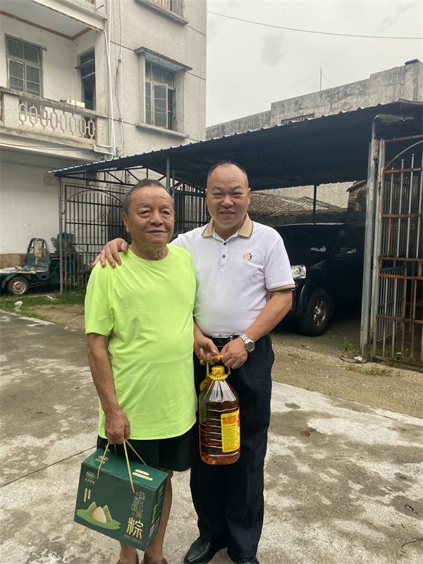 2023-06-19 端午节前走访慰问退休老干部 (2)