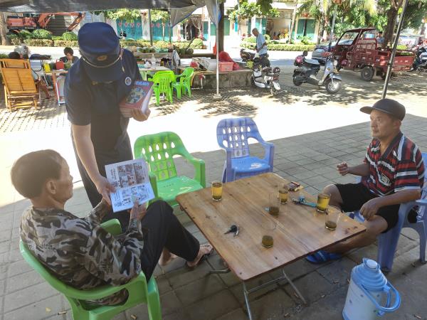消防宣传人员向群众”一对一“宣传消防安全知识现场