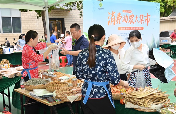 图为干警们现场采购农产品 黄叶华 摄