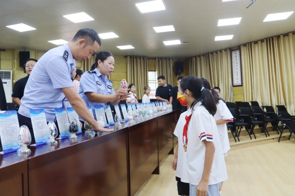 6、第七支队民警引导学生正确认识毒品