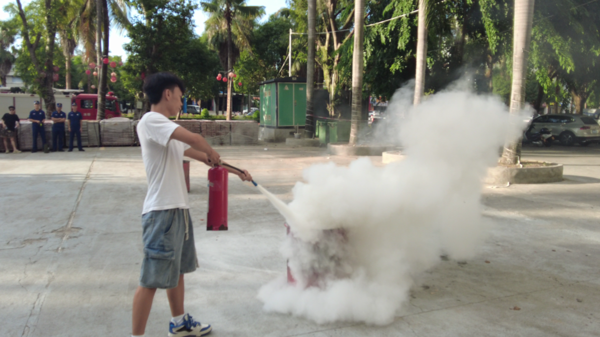 使用灭火器扑灭初期火灾
