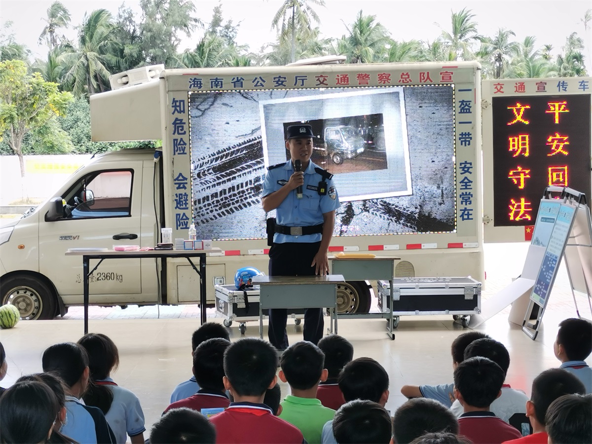 图为派出所民警向师生授课