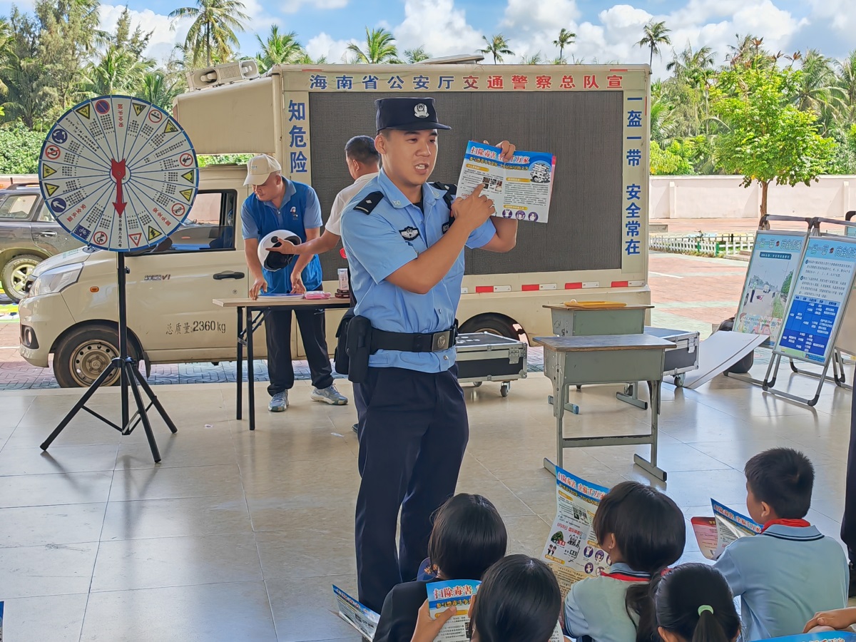 图为民警向学生们讲述毒品危害性