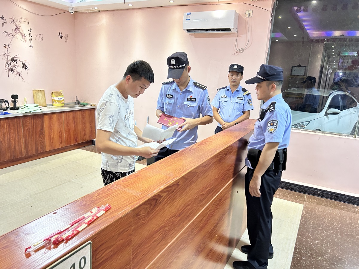 图为第五支队民警清查重点场所2