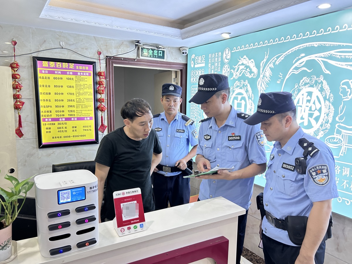 图为第五支队民警清查重点场所1