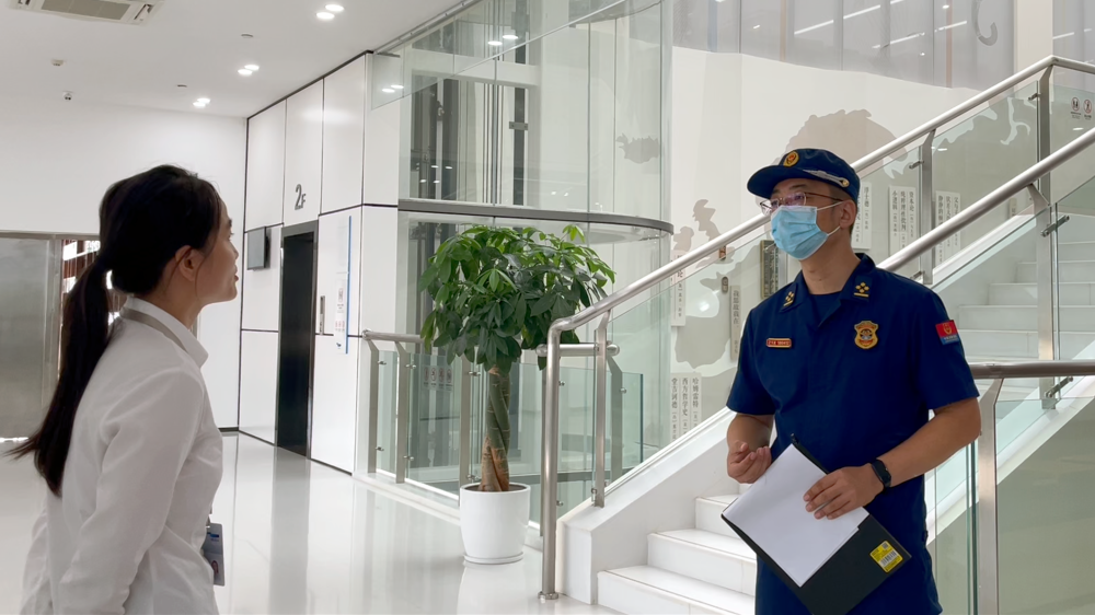 检查人员随机抽查了解员工对防火灭火技能的操作情况