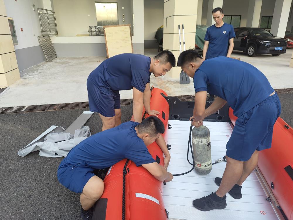 检查水域救援器材现场