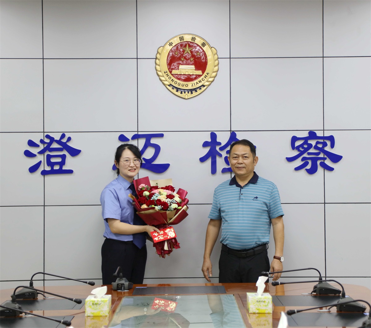 澄迈县退役军人事务局党组成员、副局长潘家师（右一），慰问我院第一检察部主任、“全省爱国拥军模范个人”徐娜娜（左一）