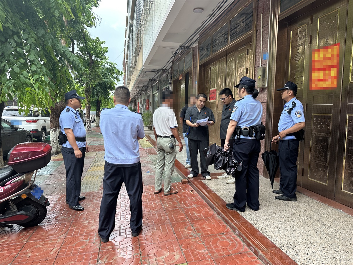2屯昌法院承办法官向张某父亲耐心地释法明理。
