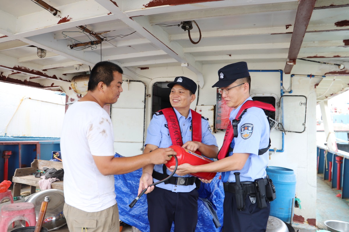 5、第七支队民警为渔民讲解灭火器的操作流程