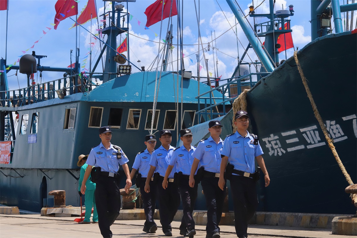 港门海岸派出所民警在三亚崖州中心渔港巡逻安保