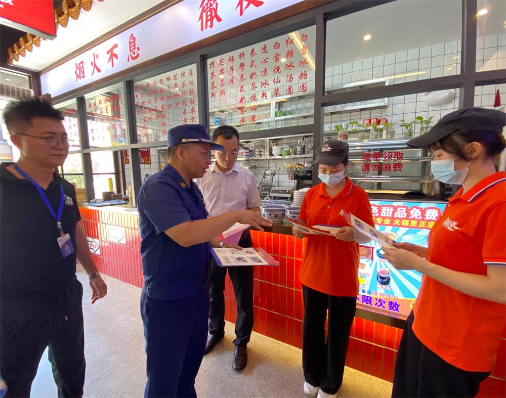 检查人员现场进行燃气安全知识宣传（2）