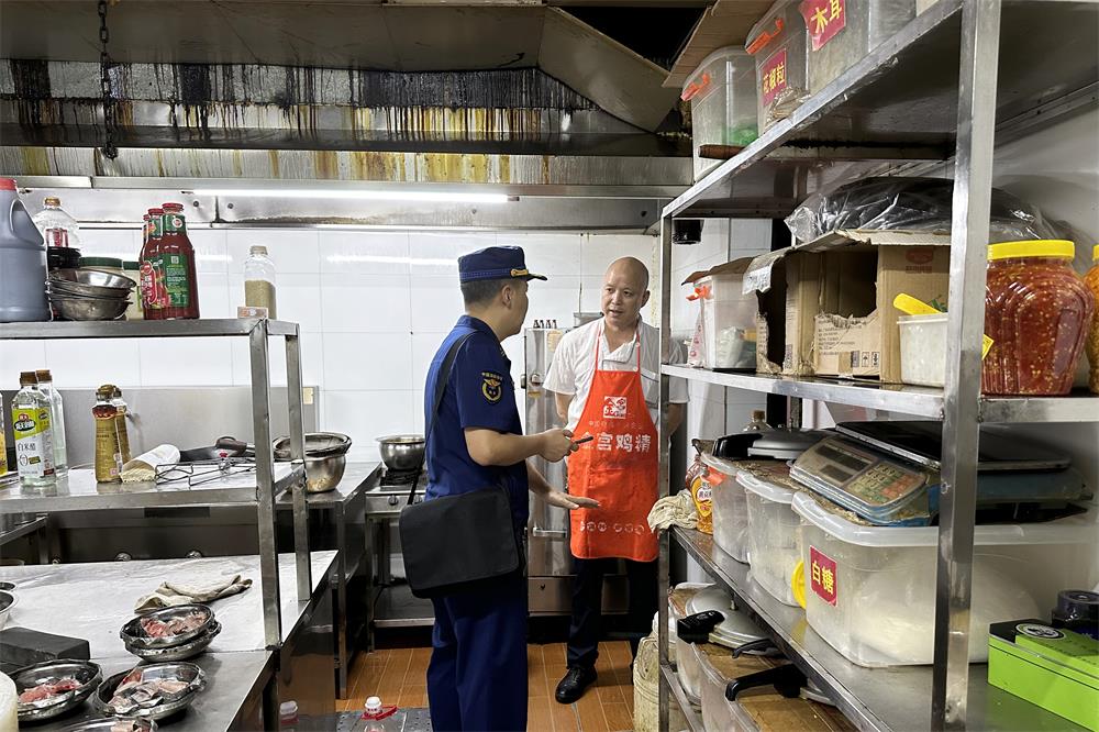 检查人员向经营业主提出整改要求