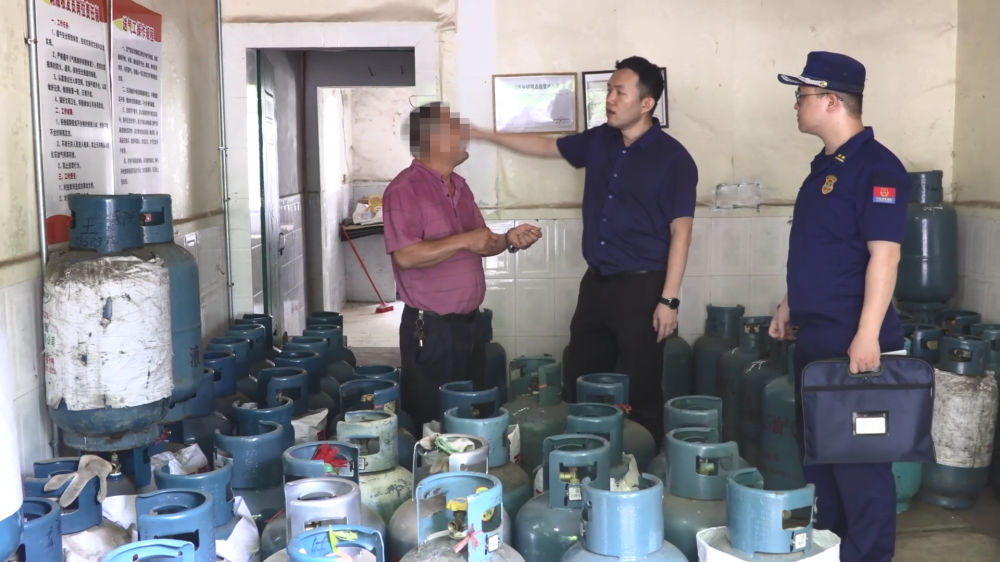 海南儋州：儋州消防联合多部门开展燃气消防安全专项检查行动：端掉无证燃气点7处 暂扣非法燃气罐562瓶 (1)