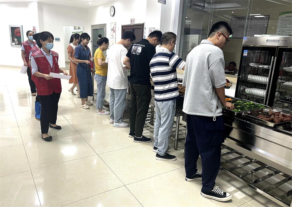 引导干警文明有序排队
